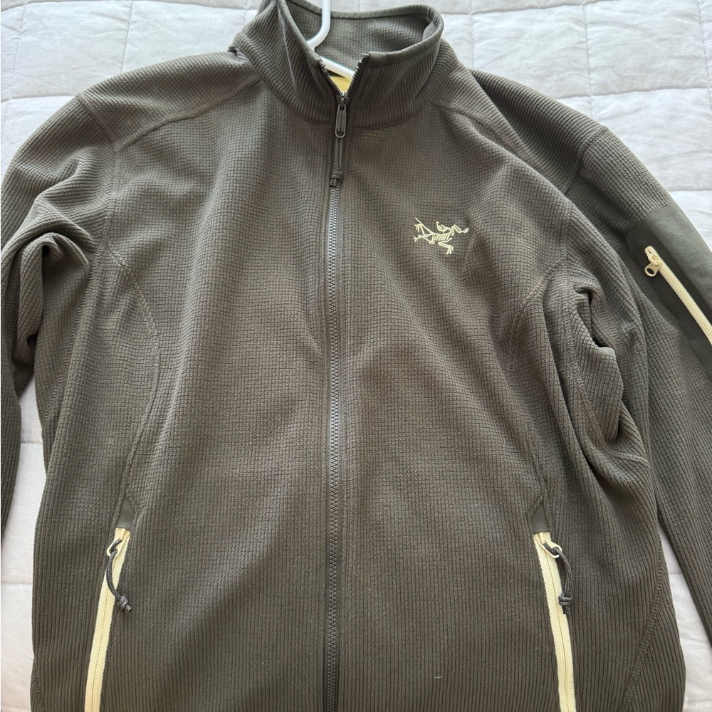 Arc'teryx Men’s Olive Full-Zip Performance Jacket with Contrast Zippers